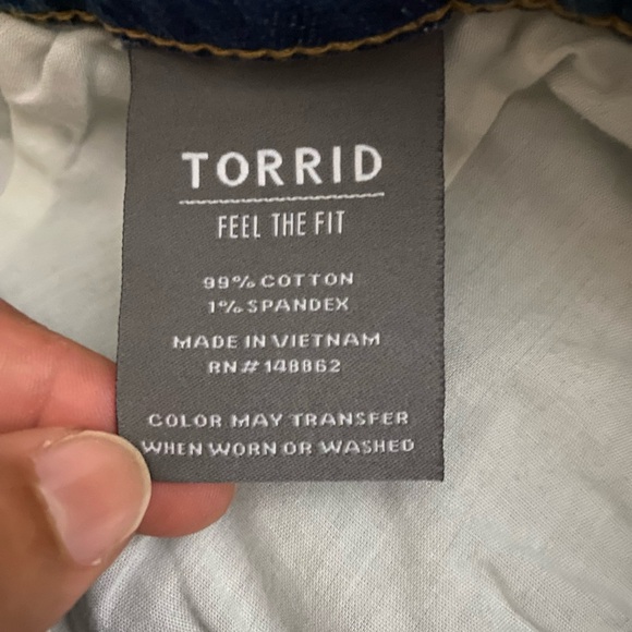 Torrid Denim Cut off Jean Shorts Star Design Stretch Medium Wash size 20- New - Picture 8 of 14